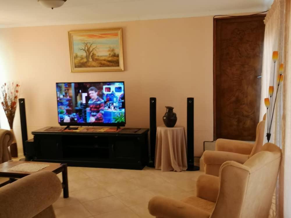 Jjp Self Catering - Three Bedroom House Lüderitz Dış mekan fotoğraf